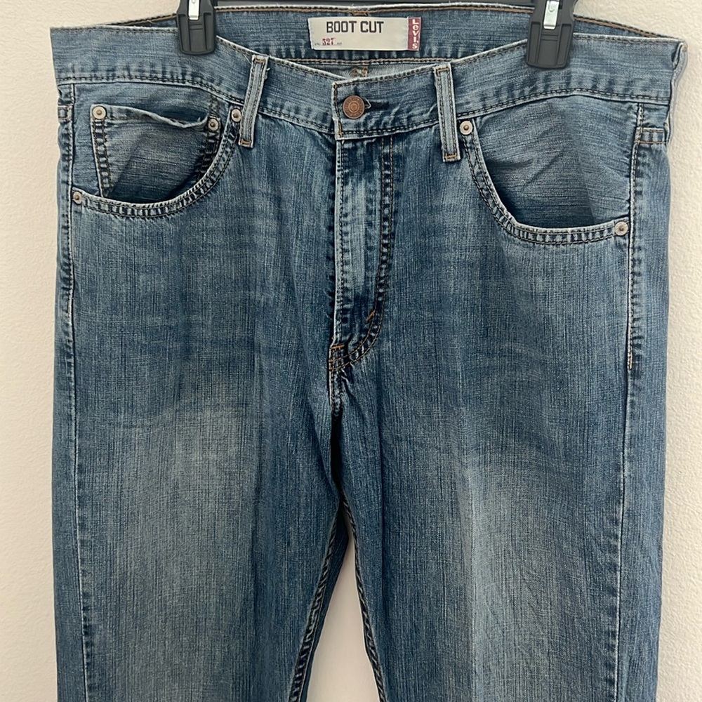 Men's Levi Bootcut Jeans 36x34 Medium wash Jean. Barely Worn.